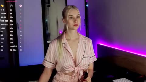 Snapshot of hitchcocianblonde_ chatting on 10-01-25, 06:03 Mary online show from 10-01-25, 06:03