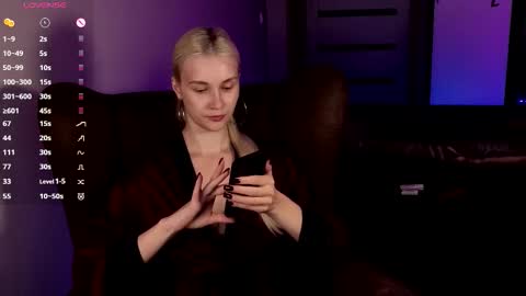 Snapshot of hitchcocianblonde_ chatting on 10-14-25, 07:14 Mary online show from 10-14-25, 07:14