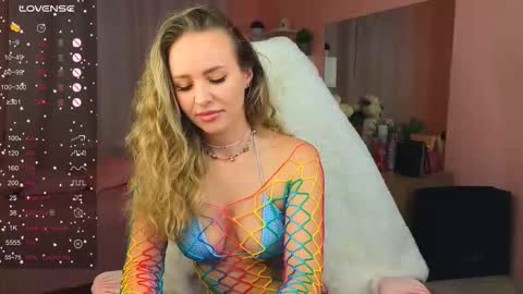 Snapshot of hloya_jons chatting on 09-22-25, 11:29 Ksenia online show from 09-22-25, 11:29