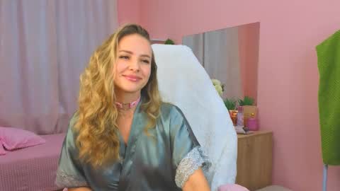Snapshot of hloya_jons chatting on 10-08-25, 12:41 Ksenia online show from 10-08-25, 12:41