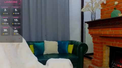 Snapshot of hloya_jons chatting on 10-16-25, 01:06 Ksenia online show from 10-16-25, 01:06