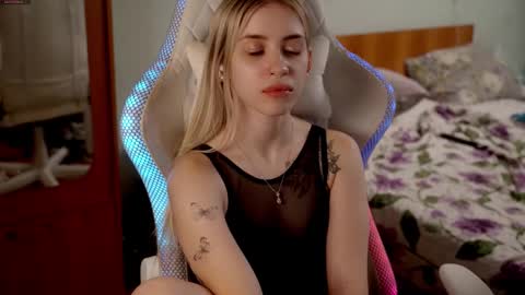 Holly online show from 03-12-26, 07:31