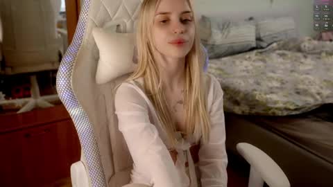 Holly online show from 04-08-26, 09:26