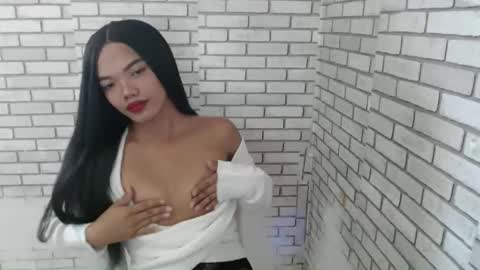 Snapshot of hoelyguine chatting on 01-08-26, 03:42 Guinevere3 online show from 01-08-26, 03:42