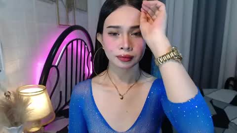 Snapshot of hoelymolly chatting on 05-21-26, 06:37 hoelymolly online show from 05-21-26, 06:37