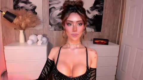 Snapshot of holee_laura chatting on 06-20-26, 08:06 Ms. Laura online show from 06-20-26, 08:06