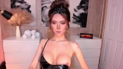 Snapshot of holee_laura chatting on 06-27-26, 11:15 Ms. Laura online show from 06-27-26, 11:15