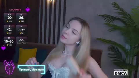 Snapshot of holl1would chatting on 02-15-25, 08:11 My social media links subscribe to support me online show from 02-15-25, 08:11