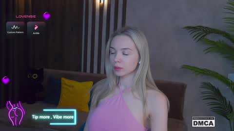 Snapshot of holl1would chatting on 03-04-25, 03:55 My social media links subscribe to support me online show from 03-04-25, 03:55