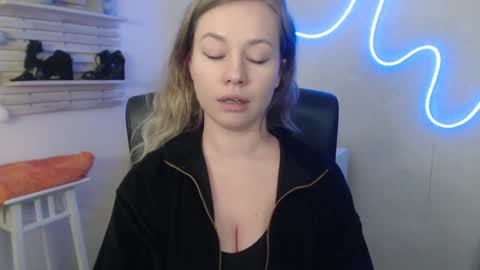 Holly online show from 02-07-25, 05:31