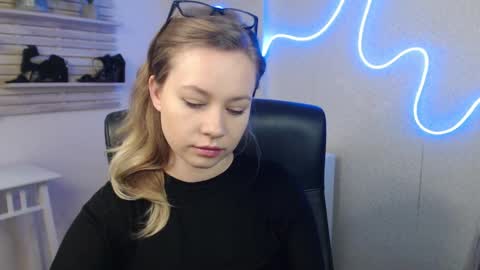 Holly online show from 03-07-25, 01:09