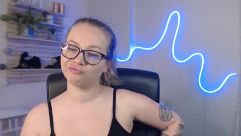 Holly online show from 03-11-25, 03:48