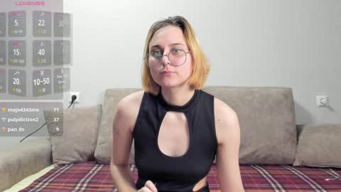 Snapshot of holly_pollyy chatting on 01-15-25, 11:43 Polly online show from 01-15-25, 11:43