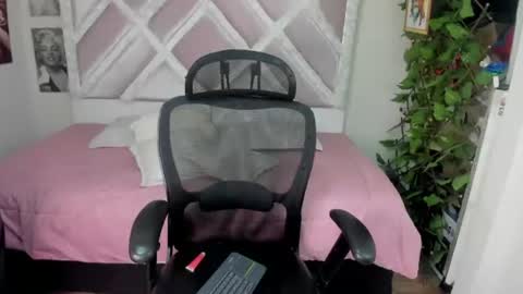 Snapshot of holly_rose69 chatting on 06-19-26, 12:59 Holly online show from 06-19-26, 12:59