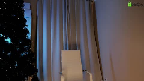 Snapshot of hollyextra chatting on 12-19-24, 08:55 hollyextra online show from 12-19-24, 08:55