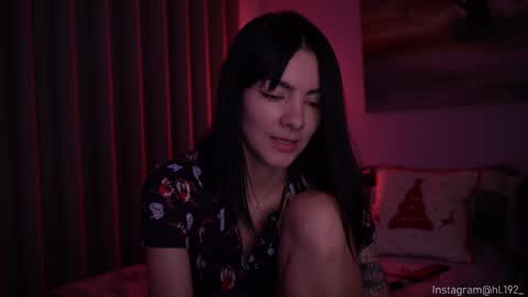 Snapshot of hollylinder_ chatting on 12-12-24, 05:42 Holly Linder online show from 12-12-24, 05:42