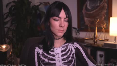 Snapshot of hollylinder_ chatting on 03-01-25, 02:15 Holly Linder online show from 03-01-25, 02:15