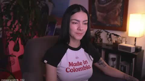 Snapshot of hollylinder_ chatting on 06-18-26, 01:28 Holly Linder online show from 06-18-26, 01:28