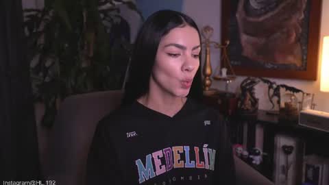 Snapshot of hollylinder_ chatting on 06-21-26, 02:36 Holly Linder online show from 06-21-26, 02:36