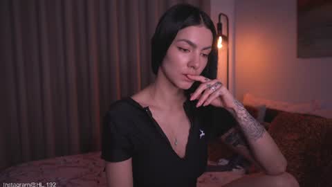Snapshot of hollylinder_ chatting on 06-25-26, 05:12 Holly Linder online show from 06-25-26, 05:12