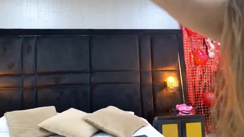 Snapshot of hollyolson chatting on 04-28-26, 07:52 Holly online show from 04-28-26, 07:52