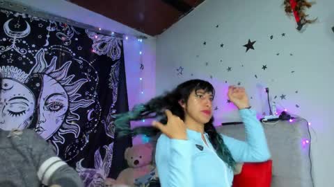 Snapshot of hollypurple chatting on 04-04-26, 01:26 Hades and Persefone online show from 04-04-26, 01:26