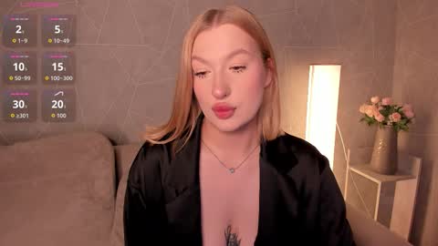 Snapshot of hollyylee chatting on 09-09-25, 12:54 Emma online show from 09-09-25, 12:54