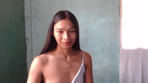 Snapshot of holyoshirinra69 chatting on 04-23-26, 01:40 yoshi online show from 04-23-26, 01:40