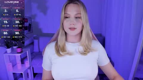 Snapshot of honey_blondee chatting on 06-11-26, 08:40 Tammy online show from 06-11-26, 08:40