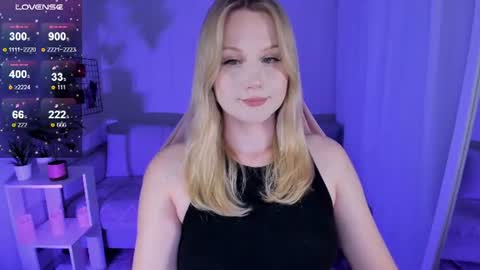 Snapshot of honey_blondee chatting on 06-21-26, 08:00 Tammy online show from 06-21-26, 08:00