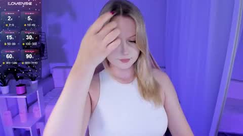 Snapshot of honey_blondee chatting on 06-22-26, 09:01 Tammy online show from 06-22-26, 09:01