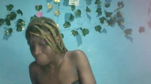 Queen online show from 10-15-25, 09:04