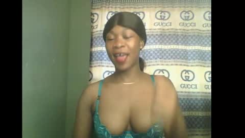 Snapshot of honey_dollxx chatting on 11-13-25, 08:35 Flora online show from 11-13-25, 08:35