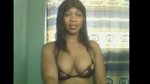 Snapshot of honey_dollxx chatting on 11-17-25, 11:16 Flora online show from 11-17-25, 11:16