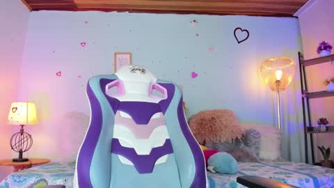 Snapshot of honey_fox01 chatting on 12-15-24, 04:29 HONEY online show from 12-15-24, 04:29