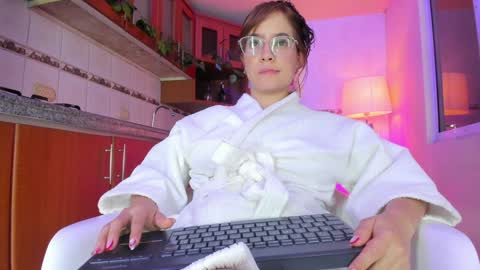 Snapshot of honey_fox01 chatting on 01-09-25, 07:21 HONEY online show from 01-09-25, 07:21