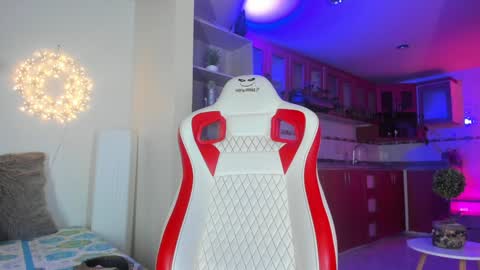 Snapshot of honey_fox01 chatting on 01-29-25, 02:40 HONEY online show from 01-29-25, 02:40