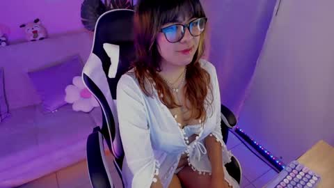 Snapshot of honey_m0on chatting on 06-03-26, 06:46 Milenka online show from 06-03-26, 06:46
