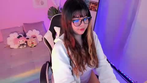 Snapshot of honey_m0on chatting on 06-30-26, 07:04 Milenka online show from 06-30-26, 07:04