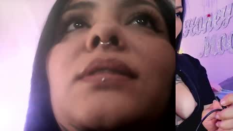 Snapshot of honey_mooon chatting on 02-15-25, 06:23 Maria online show from 02-15-25, 06:23