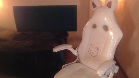 Emily online show from 03-25-26, 05:52