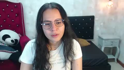 Snapshot of honeybuu_ chatting on 05-07-26, 03:28 Emily online show from 05-07-26, 03:28