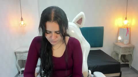 Snapshot of honeybuu_ chatting on 06-10-26, 02:49 Emily online show from 06-10-26, 02:49