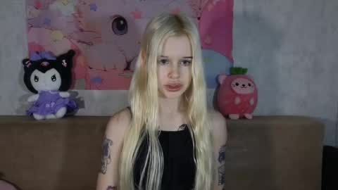 Snapshot of honeygold__ chatting on 04-22-26, 04:04 Lisa online show from 04-22-26, 04:04