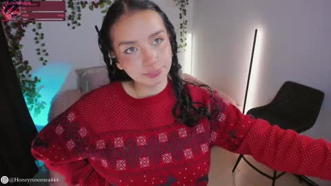 Snapshot of honeymoontea chatting on 12-25-24, 12:16 online show from 12-25-24, 12:16