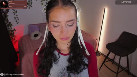 Snapshot of honeymoontea chatting on 01-11-25, 04:16 online show from 01-11-25, 04:16