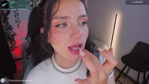 Snapshot of honeymoontea chatting on 01-30-25, 06:56 online show from 01-30-25, 06:56