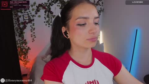 Snapshot of honeymoontea chatting on 02-04-25, 09:52 online show from 02-04-25, 09:52