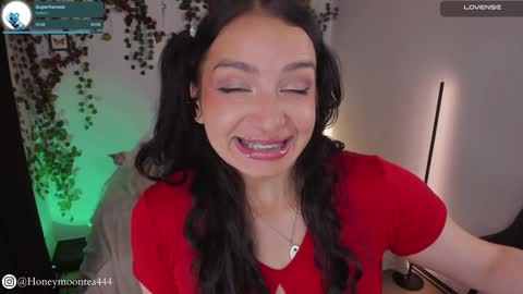 Snapshot of honeymoontea chatting on 02-06-25, 12:22 online show from 02-06-25, 12:22