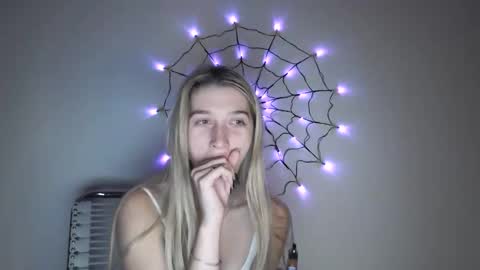 Snapshot of honeyveil chatting on 10-26-25, 01:00 honeyveil online show from 10-26-25, 01:00